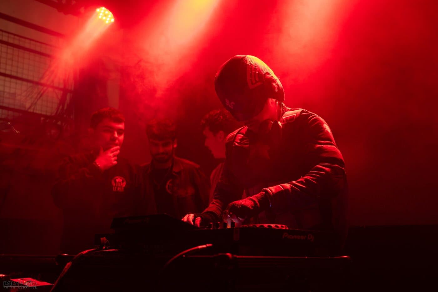 DJ lors d'un 5 à 7 étudiant couvert par PolyPhoto